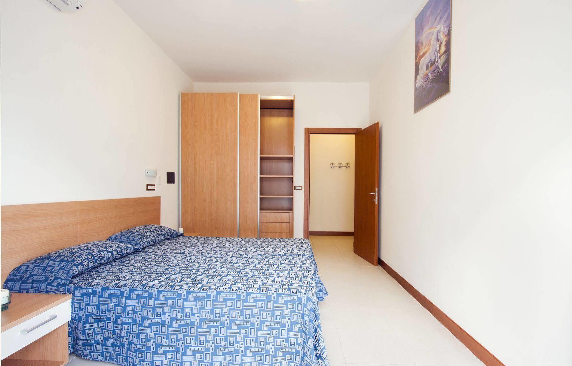 Residence I Delfini Cupra Marittima Exteriör bild