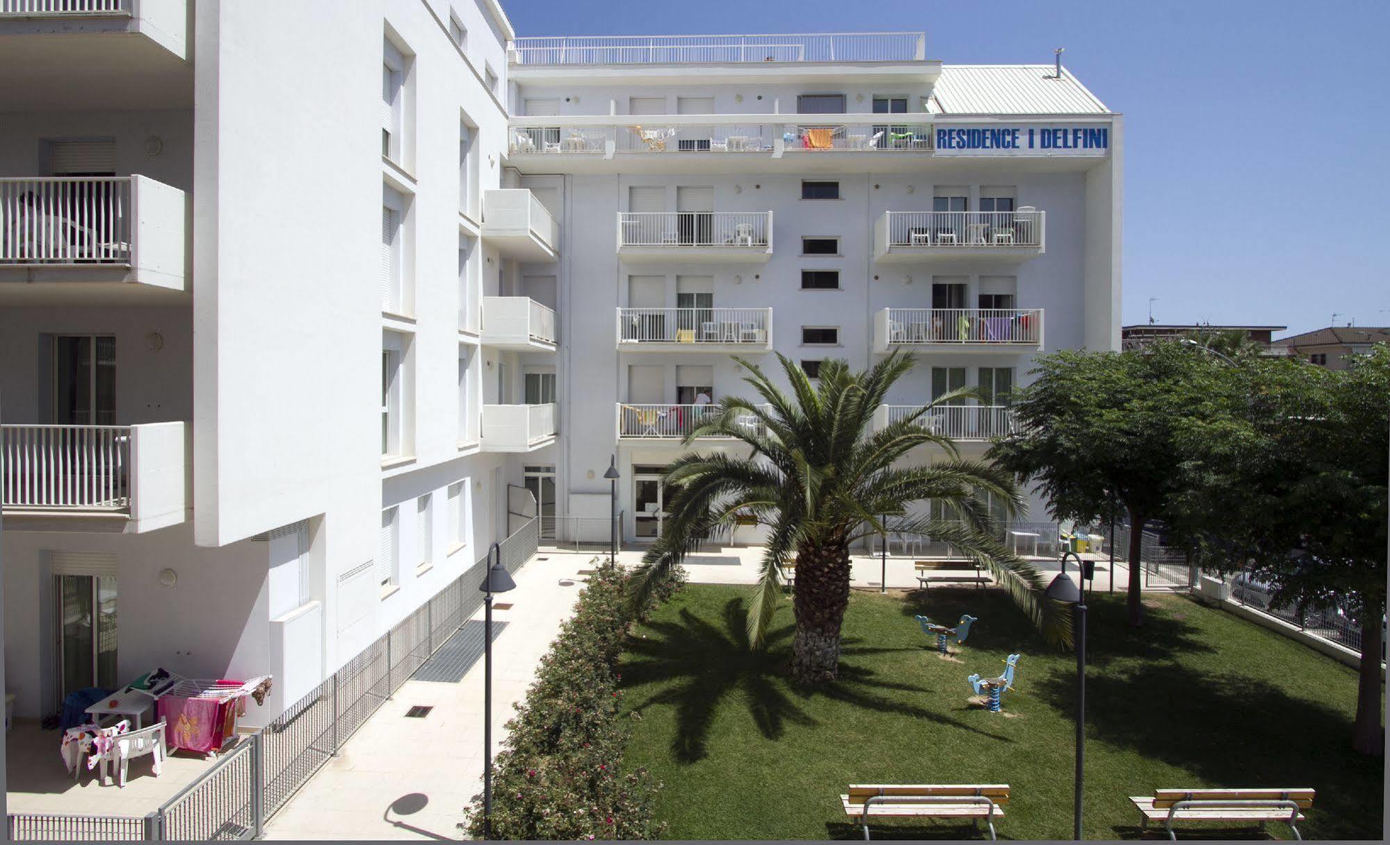 Residence I Delfini Cupra Marittima Exteriör bild